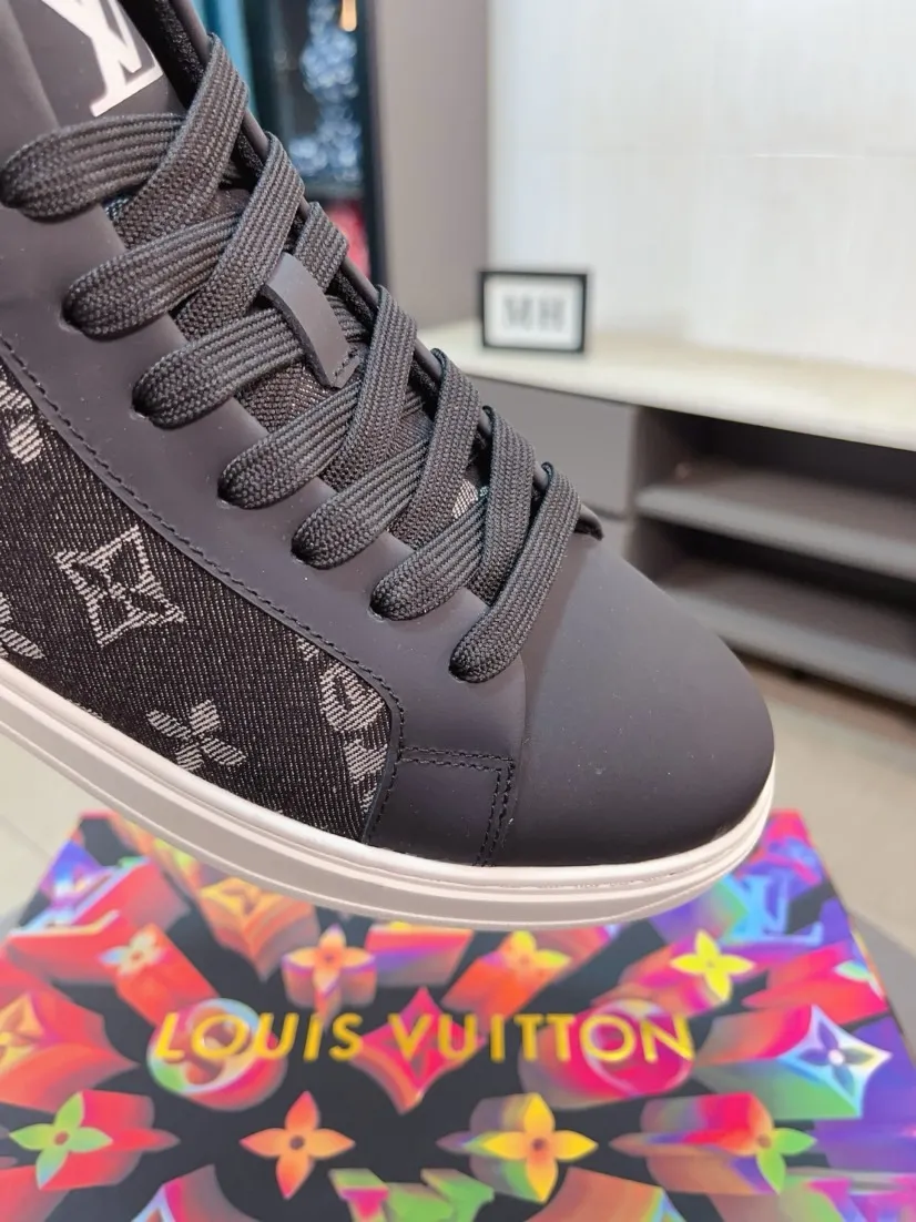 Men's shoes 💰560🌹🌹【LV】New men's high-top shoes, ‌global limited edition💯 shoes‌ are made of ‌original silk leather➕cowhide lining🐂top-grade workmanship! ‌Inner padding for feet: pure imported sheepskin lining, strappy sneakers, comfortable and breathable✅ luxurious and noble!! Men's shoe size: 38-44 💮